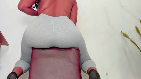 Snapshot of melania_browis chatting on 09-25-25, 08:51 Melania online show from 09-25-25, 08:51