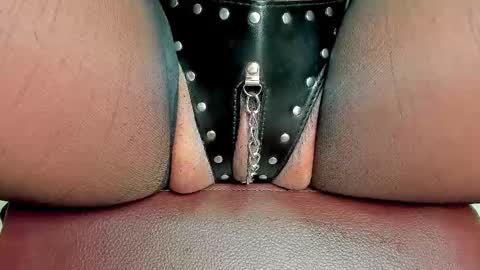 Snapshot of melania_browis chatting on 10-19-25, 01:23 Melania online show from 10-19-25, 01:23