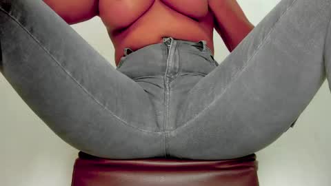 Snapshot of melania_browis chatting on 05-24-26, 05:07 Melania online show from 05-24-26, 05:07