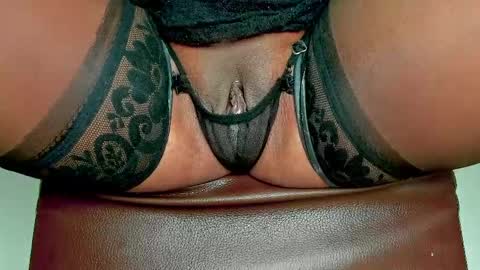 Snapshot of melania_browis chatting on 06-02-26, 04:47 Melania online show from 06-02-26, 04:47