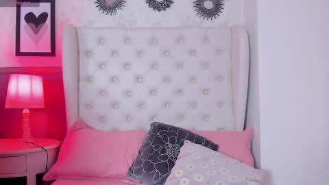 Snapshot of melanie__hills chatting on 02-11-25, 11:43 Melanie online show from 02-11-25, 11:43