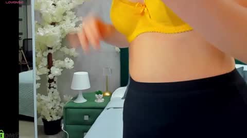 Snapshot of melanie_ryer chatting on 11-18-25, 01:00 Melanie online show from 11-18-25, 01:00