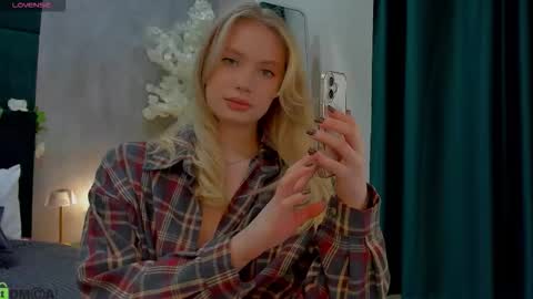 Snapshot of melanie_ryer chatting on 11-22-25, 01:04 Melanie online show from 11-22-25, 01:04