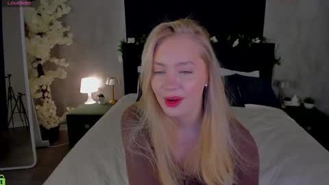 Snapshot of melanie_ryer chatting on 11-29-25, 11:30 Melanie online show from 11-29-25, 11:30