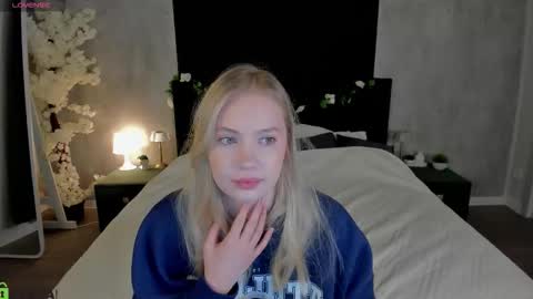 Snapshot of melanie_ryer chatting on 12-02-25, 01:00 Melanie online show from 12-02-25, 01:00