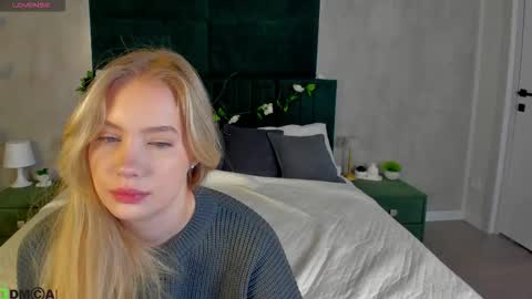 Snapshot of melanie_ryer chatting on 12-04-25, 01:04 Melanie online show from 12-04-25, 01:04