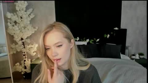 Snapshot of melanie_ryer chatting on 12-14-25, 12:27 Melanie online show from 12-14-25, 12:27