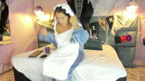 Melanie Roux online show from 10-28-25, 08:11