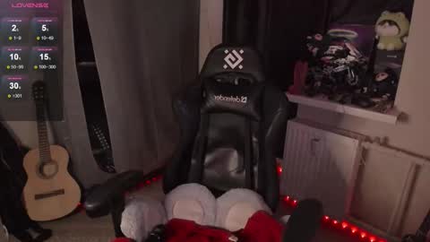 Snapshot of melante_s chatting on 09-19-25, 01:07 Ash online show from 09-19-25, 01:07