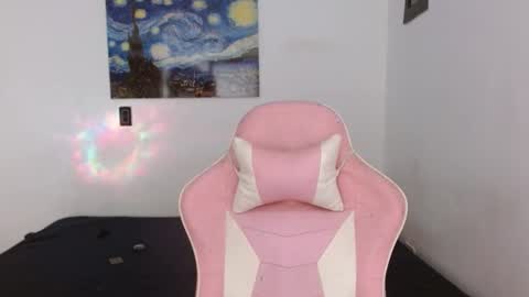 Snapshot of melhoneymoon chatting on 10-22-25, 12:11 Mel online show from 10-22-25, 12:11