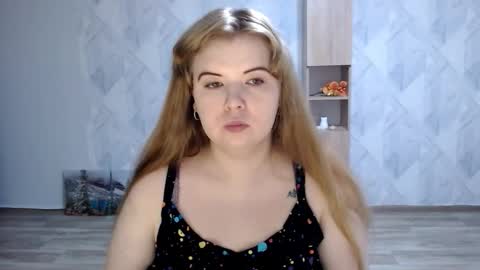 Snapshot of melina_beauty chatting on 10-21-25, 08:59 Melina online show from 10-21-25, 08:59