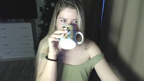 Snapshot of melissa__ray chatting on 12-23-24, 03:29 Melissa Ray online show from 12-23-24, 03:29