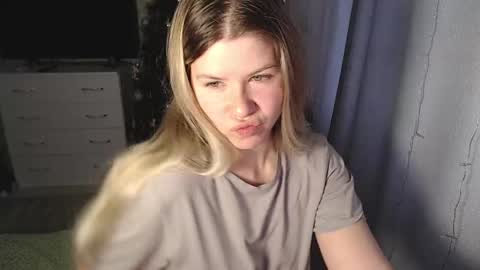 Snapshot of melissa__ray chatting on 01-16-25, 08:22 Melissa Ray online show from 01-16-25, 08:22
