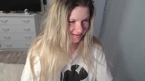 Snapshot of melissa__ray chatting on 02-17-25, 03:04 Melissa Ray online show from 02-17-25, 03:04