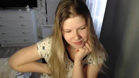 Snapshot of melissa__ray chatting on 02-19-25, 10:45 Melissa Ray online show from 02-19-25, 10:45