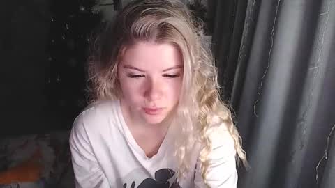 Snapshot of melissa__ray chatting on 12-18-25, 02:39 Melissa Ray online show from 12-18-25, 02:39