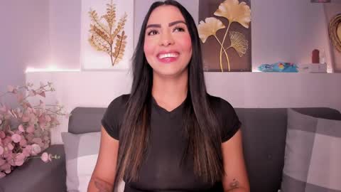 Snapshot of melissa__saenz_ chatting on 04-25-26, 04:15 M E L I S S A online show from 04-25-26, 04:15