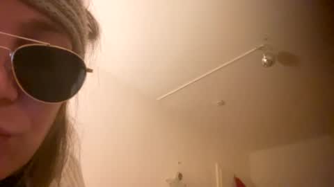 Snapshot of melli23 chatting on 12-13-24, 11:17 Melli online show from 12-13-24, 11:17