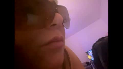 Snapshot of melli23 chatting on 01-09-25, 11:02 Melli online show from 01-09-25, 11:02