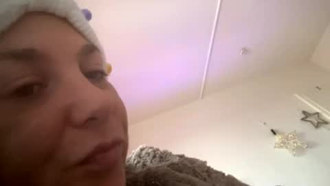 Snapshot of melli23 chatting on 01-11-25, 01:01 Melli online show from 01-11-25, 01:01