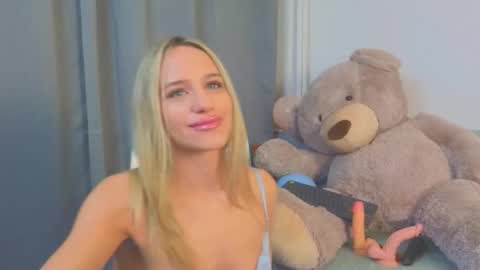 Snapshot of mellisakim chatting on 12-13-25, 10:59 Mellisa online show from 12-13-25, 10:59