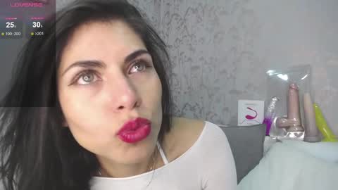 Snapshot of melodiroux_ chatting on 01-21-25, 02:05 Melodi online show from 01-21-25, 02:05