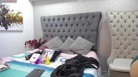 Snapshot of melodiroux_ chatting on 01-26-25, 01:04 Melodi online show from 01-26-25, 01:04