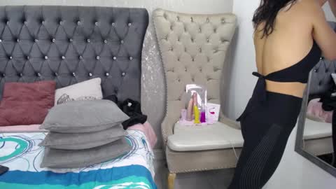 Snapshot of melodiroux_ chatting on 01-31-25, 01:23 Melodi online show from 01-31-25, 01:23