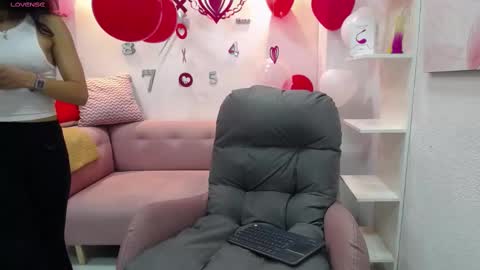 Snapshot of melodiroux_ chatting on 02-16-25, 12:54 Melodi online show from 02-16-25, 12:54