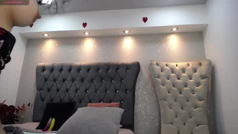 Snapshot of melodiroux_ chatting on 02-21-25, 01:11 Melodi online show from 02-21-25, 01:11