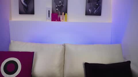 Snapshot of melodiroux_ chatting on 09-15-25, 01:22 Melodi online show from 09-15-25, 01:22