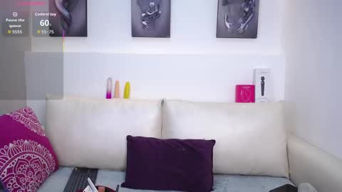 Snapshot of melodiroux_ chatting on 09-21-25, 12:40 Melodi online show from 09-21-25, 12:40