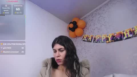 Snapshot of melodiroux_ chatting on 10-17-25, 02:19 Melodi online show from 10-17-25, 02:19