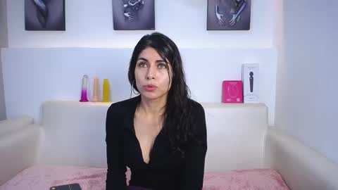 Snapshot of melodiroux_ chatting on 10-21-25, 01:01 Melodi online show from 10-21-25, 01:01