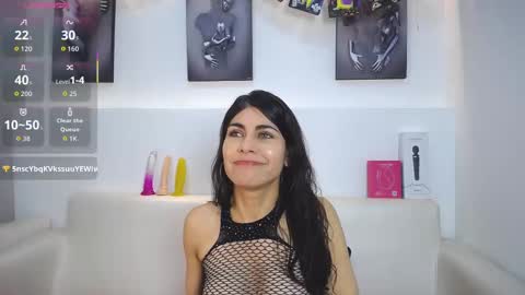 Snapshot of melodiroux_ chatting on 10-22-25, 01:22 Melodi online show from 10-22-25, 01:22