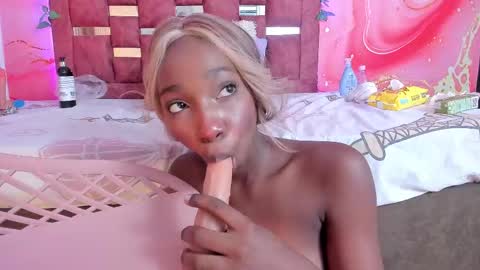 Snapshot of melody_paris chatting on 02-18-25, 04:59 Mixie online show from 02-18-25, 04:59