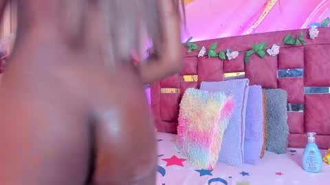 Snapshot of melody_paris chatting on 02-28-25, 10:41 Mixie online show from 02-28-25, 10:41