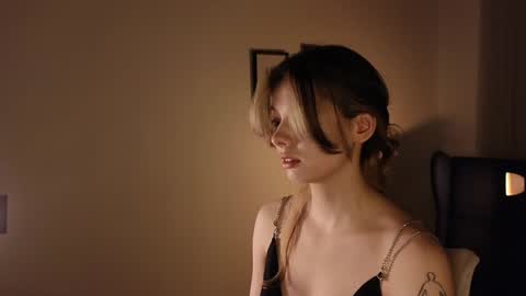 Snapshot of melodykey_x chatting on 01-28-25, 02:42 melody  online show from 01-28-25, 02:42