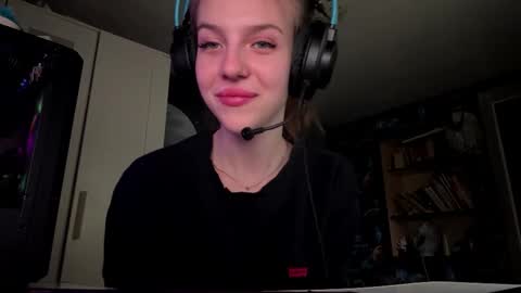 Snapshot of melonygriffen chatting on 09-18-25, 12:29 Hi Im Aria 18 years old online show from 09-18-25, 12:29