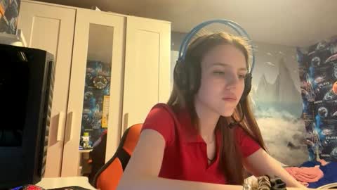 Snapshot of melonygriffen chatting on 10-16-25, 12:39 Hi Im Aria 18 years old online show from 10-16-25, 12:39