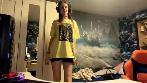 Snapshot of melonygriffen chatting on 10-20-25, 12:16 Hi Im Aria 18 years old online show from 10-20-25, 12:16