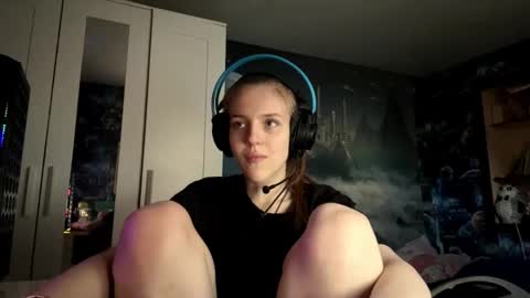 Snapshot of melonygriffen chatting on 10-25-25, 12:13 Hi Im Aria 18 years old online show from 10-25-25, 12:13