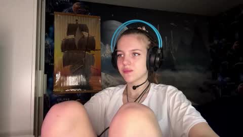 Snapshot of melonygriffen chatting on 11-12-25, 12:38 Hi Im Aria 18 years old online show from 11-12-25, 12:38