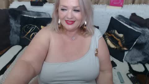 Snapshot of melyssamilfxxx chatting on 05-23-26, 02:50 melyssamilfxxx online show from 05-23-26, 02:50