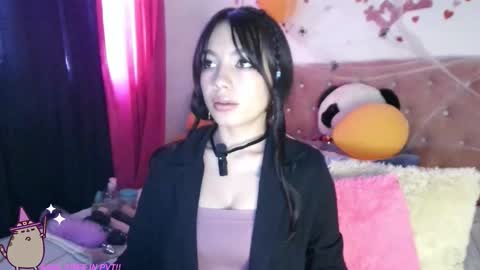 Snapshot of mena_hicks chatting on 10-05-25, 08:29 Heart online show from 10-05-25, 08:29