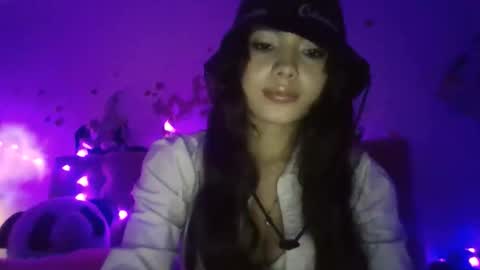 Snapshot of mena_hicks chatting on 12-03-25, 11:03 Heart online show from 12-03-25, 11:03