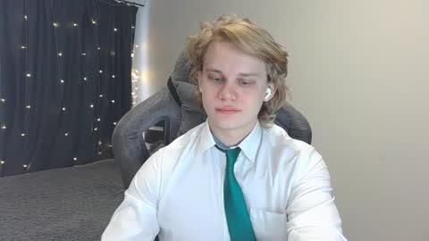 Snapshot of meow_mickey chatting on 12-17-24, 05:07 Mickey online show from 12-17-24, 05:07