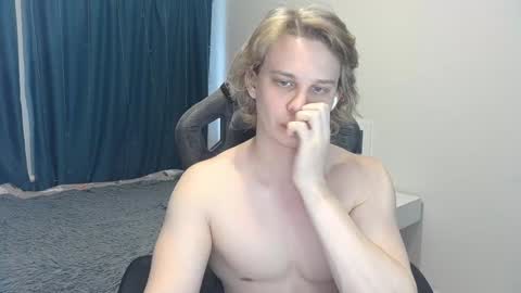 Snapshot of meow_mickey chatting on 12-18-24, 05:15 Mickey online show from 12-18-24, 05:15