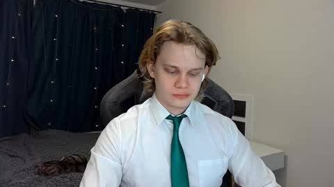 Snapshot of meow_mickey chatting on 12-25-24, 04:12 Mickey online show from 12-25-24, 04:12