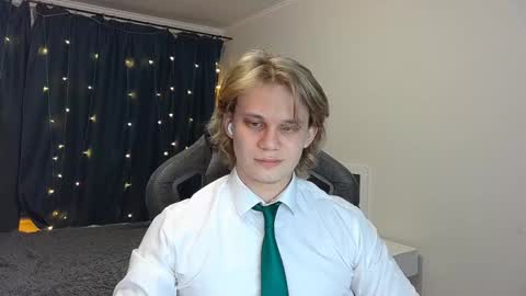 Snapshot of meow_mickey chatting on 12-25-24, 05:15 Mickey online show from 12-25-24, 05:15